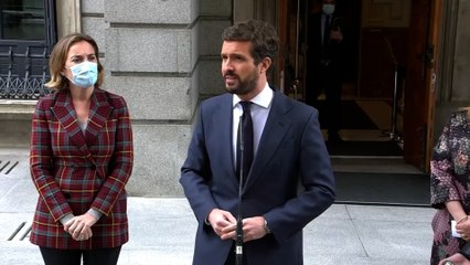 Casado acusa a Vox de hacer "publicidad engañosa" por su cartel sobre los menores inmigrantes pero alerta del "efecto llamada" de Sánchez