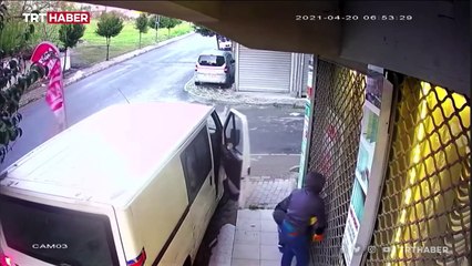 Perdeciyi soyan hırsızlar kamerada