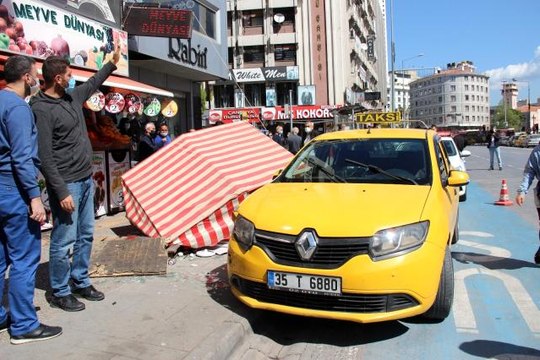 Son dakika haber | Kazaya karışan ticari taksi simitçi tezgahına çarparak durabildi