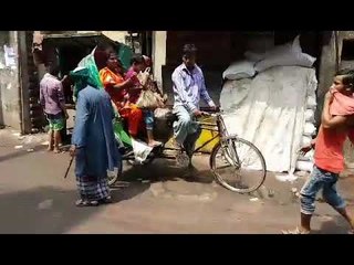 ডাস্টবিন থেকে শিং-কান কুড়াচ্ছেন হনুফারা