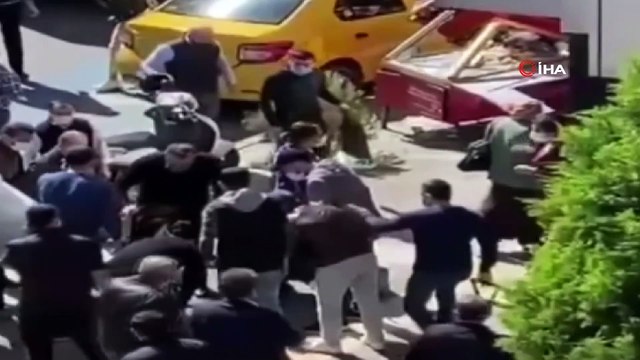 Kazaya karışan ticari taksi simitçi tezgahına çarparak durabildi