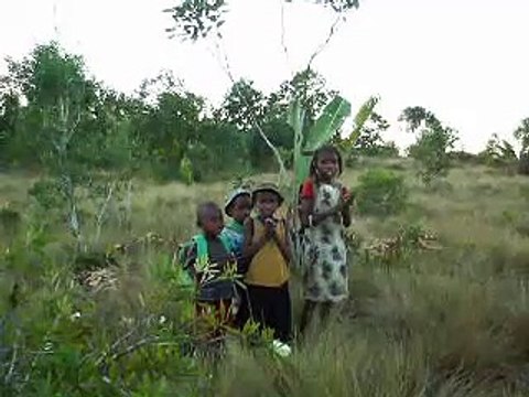PICT5576g Manakara, Côte Sud-Est Madagascar, Canal Pangalanes, chants enfants village MP4