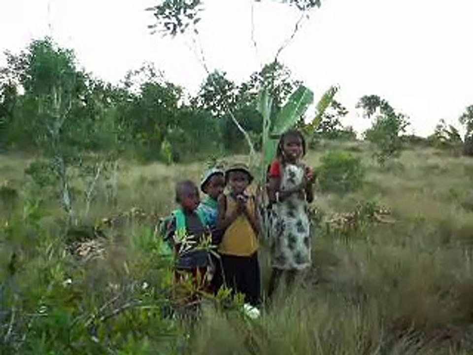 PICT5576g Manakara, Côte Sud-Est Madagascar,  Canal Pangalanes, chants enfants village MP4