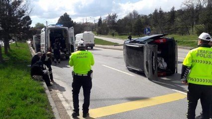Virajı alamadı, karşı şeride geçerek yan yattı