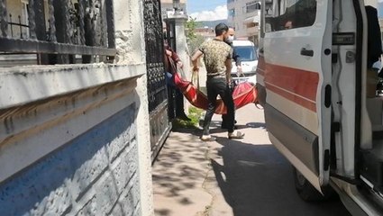 Karnına bıçak saplayarak bebeğini ve kendini öldürmek istedi
