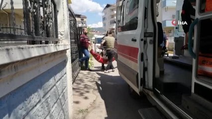 Karnına bıçak saplayarak bebeğini ve kendini öldürmek istedi