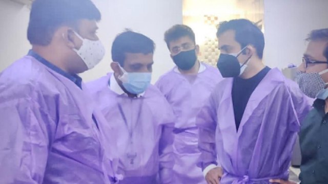 Gautam Gambhir visits covid centre, targets Kejriwal