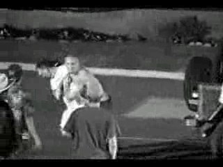 Preview-T-1160966-kimbo - Some guy beating up 3 skateboarder