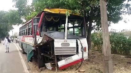 रोड वेज बस व ट्रक मे हुई जबरदस्त टक्कर बस चालक जख्मी