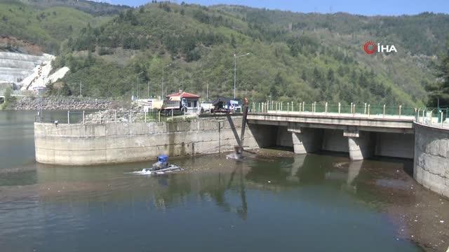 Bursa'da barajda hummalı temizlik