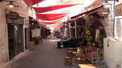 Mardin’de marangozlar, tanınmış kişilerin resimlerini dükkan kapılarına çiziyor