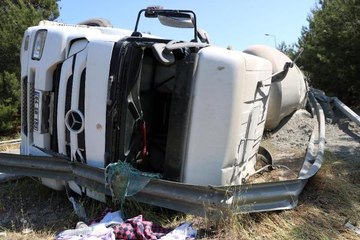 Son dakika haberi! Beton mikseri devrildi, sıkışan sürücüyü itfaiye kurtardı