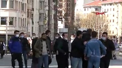 Yer: Taksim... Zabıta seyyar satıcıyı tokatladı