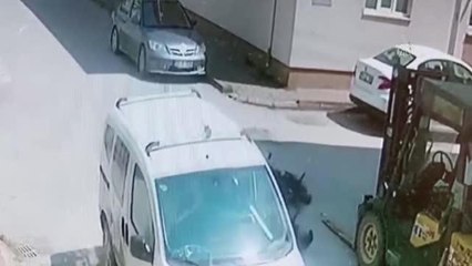 Hafif ticari araçla motosikletin çarpıştığı kazada 2 kişi yaralandı