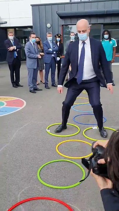 Jean-Michel Blanquer fait de la marelle et un p...