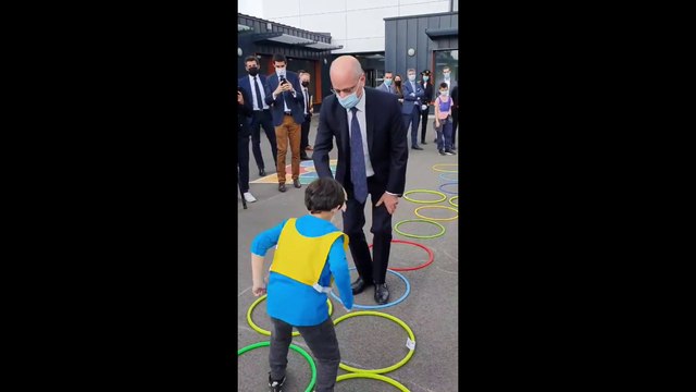 En déplacement dans une école de Seine-Saint-Denis, Jean-Michel Blanquer joue à la marelle avec les enfants