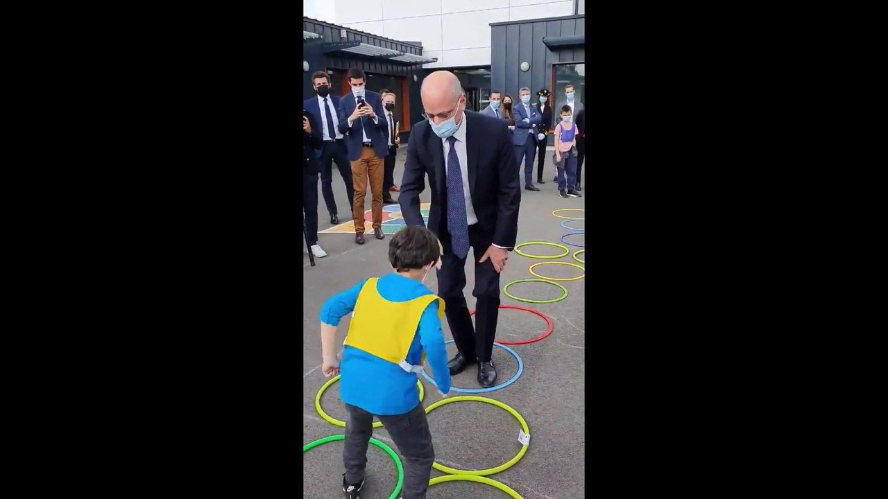 En déplacement dans une école de Seine-Saint-Denis, Jean-Michel Blanquer joue à la marelle avec les enfants