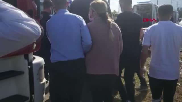 SERVİS MİNİBÜSÜYLE OTOMOBİL ÇARPIŞTI: 1 ÖLÜ, 8 YARALI