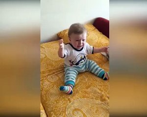 Erik Dalı türküsü ile coşan sevimli bebek