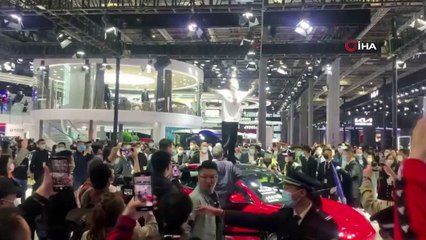- Çinli kadından Tesla protestosu: Fuarda aracın üzerine çıkıp bağırdı