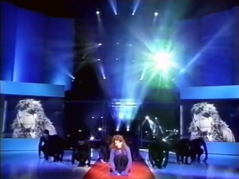 Mylène Farmer chante L'Âme-Stram-Gram en live dans l'émission Tapis rouge