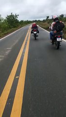 Quando um motociclista ajuda o outro a manter-se alerta para os perigos da estrada...
