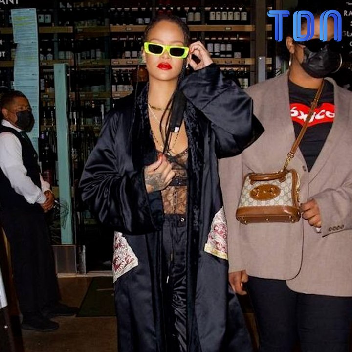 Rihanna s’affiche sous un haut à dentelle noir...sans rien en dessous