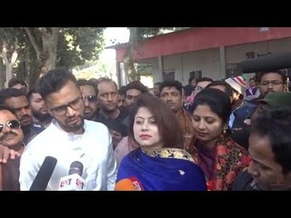 স্ত্রীকে নিয়ে ভোট দিলেন মাশরাফি - jagonews24.com