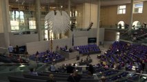 Bundestag für Notbremse - Kritik innerhalb und außerhalb des Parlaments