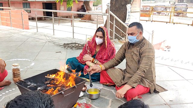 नवरात्रि समापन के मौके पर शाजापुर शहर के प्रसिद्ध देवी मंदिर मां राजराजेश्वरी मंदिर में हवन पूजन