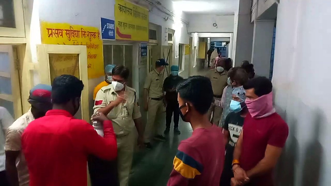 आक्सीजन सिलेंडर के लिए जमकर हंगामा, पुलिस को संभालना पड़ा मोर्चा