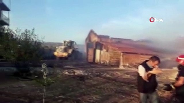 Yangına müdahale eden itfaiyeciler oruçlarını yangın yerinde açtı