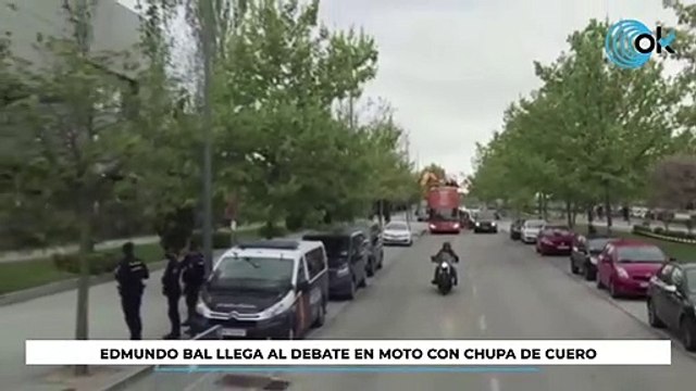 Las dos caras de Edmundo Bal: llega al debate en moto con chaqueta de cuero y luego se pone el traje