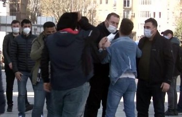 Taksim'de görevli zabıta memuru sularına el koyduğu seyyar satıcıya tokat attı