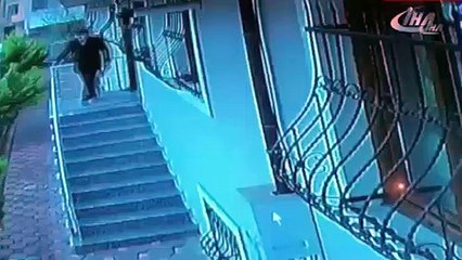 Yarı çıplak halde haciz memurlarını kovaladı