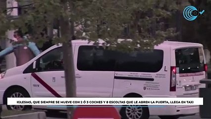 Iglesias, que siempre se mueve con 2 ó 3 coches y 8 escoltas que le abren la puerta, llega en taxi