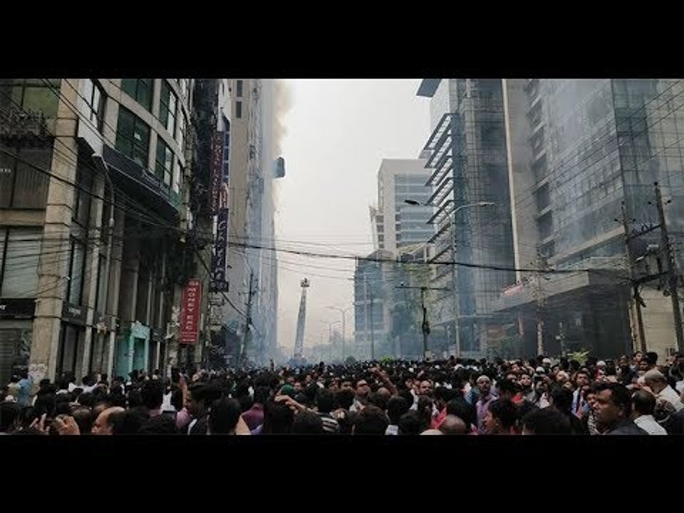 বনানীর আগুন নিয়ন্ত্রণের চেষ্টায় ১৭ ইউনিট || jagonews24.com