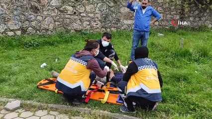 Sürücüsünün direksiyon hakimiyetini kaybeden minibüs parka uçtu: 4 yaralı