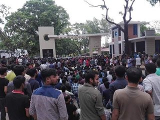 পুলিশ ছাত্রলীগ সংঘর্ষে চবি ক্যাম্পাস রণক্ষেত্র || jagonews24.com