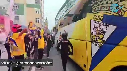 Vergonzoso y multitudinario recibimiento a los jugadores del Cádiz y del Real Madrid en el Carranza