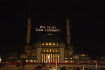 TAKSİM'DE YAPIMI DEVAM EDEN CAMİYE RAMAZAN MAHYASI YAKILDI