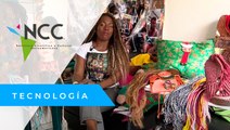 Una afrocolombiana crea bolsos y zapatos con cabello sintético