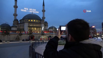 Taksim Camii mahyalar ile süslendi