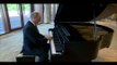 بوتين يستعرض مهاراته في العزف على البيانو