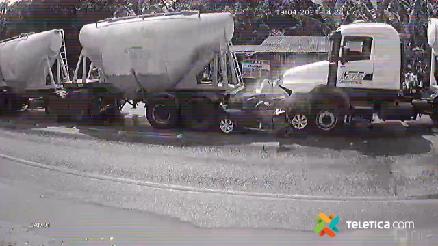 tn7 Video- Camión hace añicos carro y lo deja hecho una bola 210421