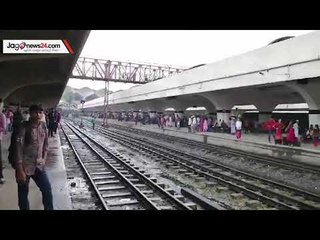 বৃষ্টির সঙ্গে ট্রেনের বিলম্ব, সীমাহীন ভোগান্তি ঘরমুখোদের | jagonews24.com