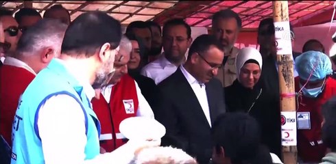 Başbakan Yıldırım, Arakanlı Müslüman mültecilere yemek dağıttı