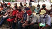 Pacientes crónicos y adultos mayores son inmunizados en Villa El Carmen