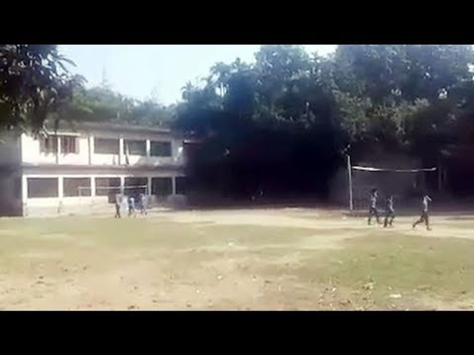 কান ধরে শিশু শিক্ষার্থীদের মাঠ ঘোরালেন প্রধান শ...