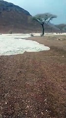 Inondation éclaire dans le désert après un orage de grêle